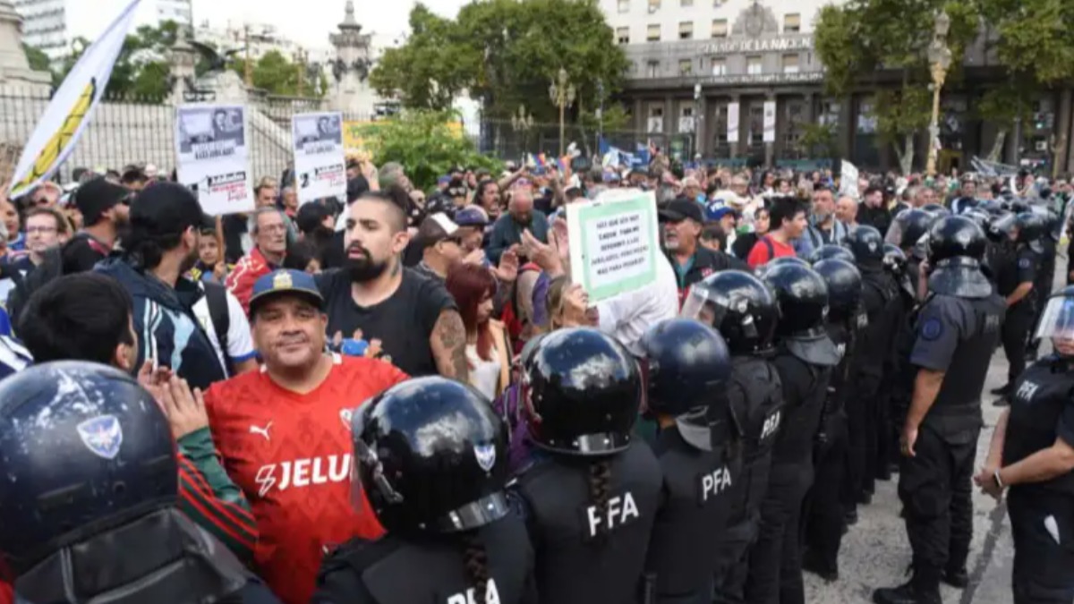 Protestas en cercanías del Congreso de Argentina.