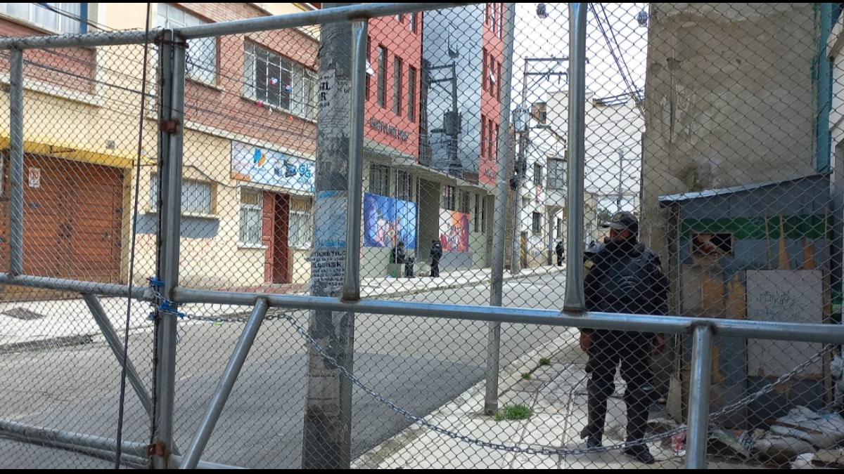 Se instaló una valla de metal en la calle donde está la sede de los Ponchos Rojos. Foto: ANF