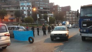 La Paz: Choferes cumplen paro y bloquean la ciudad en defensa del aumento de pasajes
