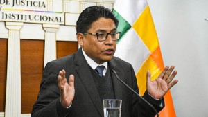 Lima dice que YPFB cuenta con al menos 8.000 funcionarios y 100 comunicadores, cuestiona descuido en inversión