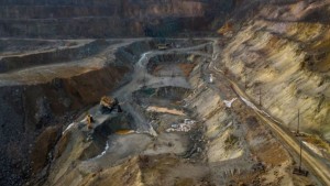 Trump apunta al 24 de abril como fecha para la firma del acuerdo de minerales con Ucrania