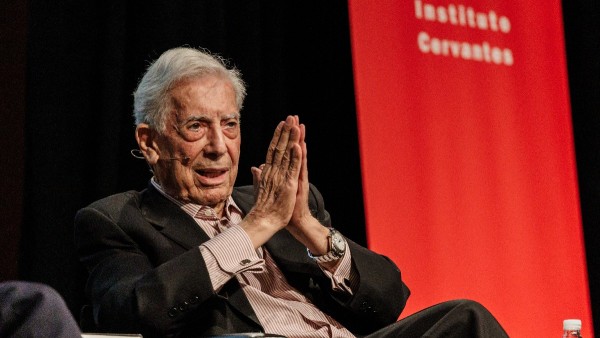 El escritor Mario Vargas Llosa participa en el ciclo 'El fuego de la imaginación', en el Instituto Cervantes el 2023 en Madrid (España).  Foto: Europa Press