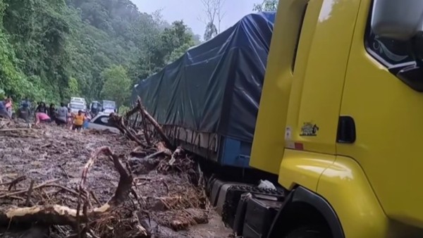 Los motorizados quedaron atrapados en la vía. Foto: Captura