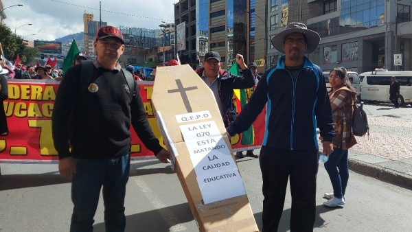 Maestros marcharon en la ciudad de La Paz. Foto: ANF
