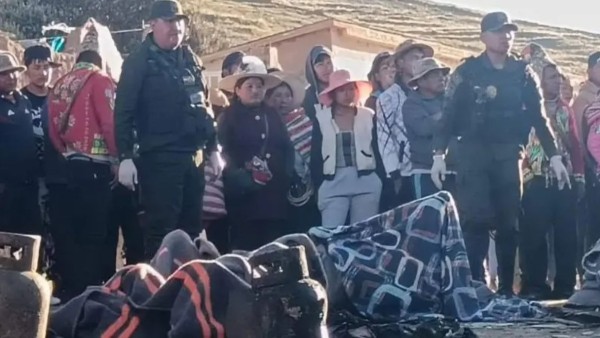 Policía y comunarios  ante el rescate de los cuerpos sin vida de los niños, también encontraron tres garrafas. Foto: RRSS
