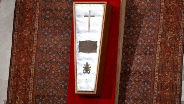 Se coloca la cobertura del féretro sobre la cual se encuentran la cruz y el escudo papal y una placa con el nombre, las fechas de vida y de ministerio petrino. Foto: Vatican News