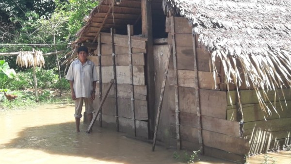 Un indígena que sufre los efectos de las inundaciones. Fotos: Cejis