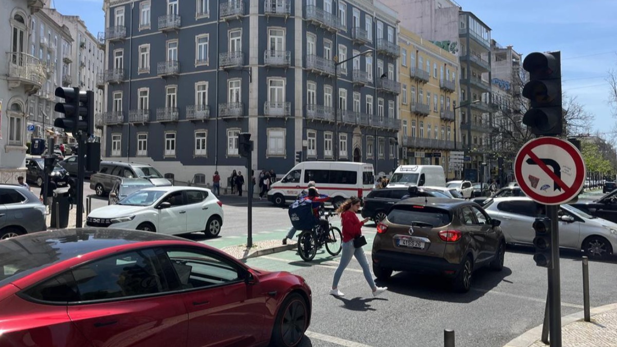 Calles sin semáforos en Portugal por el apagón en ese país y en España.