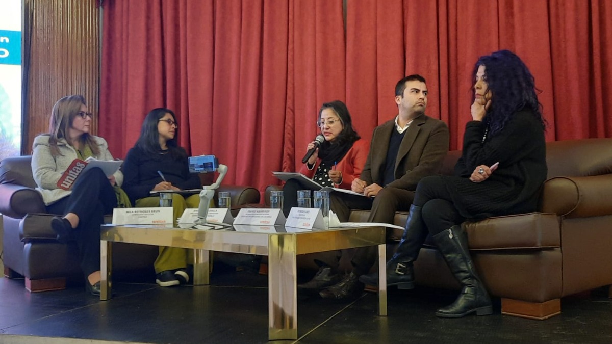 De derecho a izquierda: Patricia Flores, Franco Albarracín, Jennifer Guachalla, Claudia Terán y Nila Reynolds. Foto: ANF