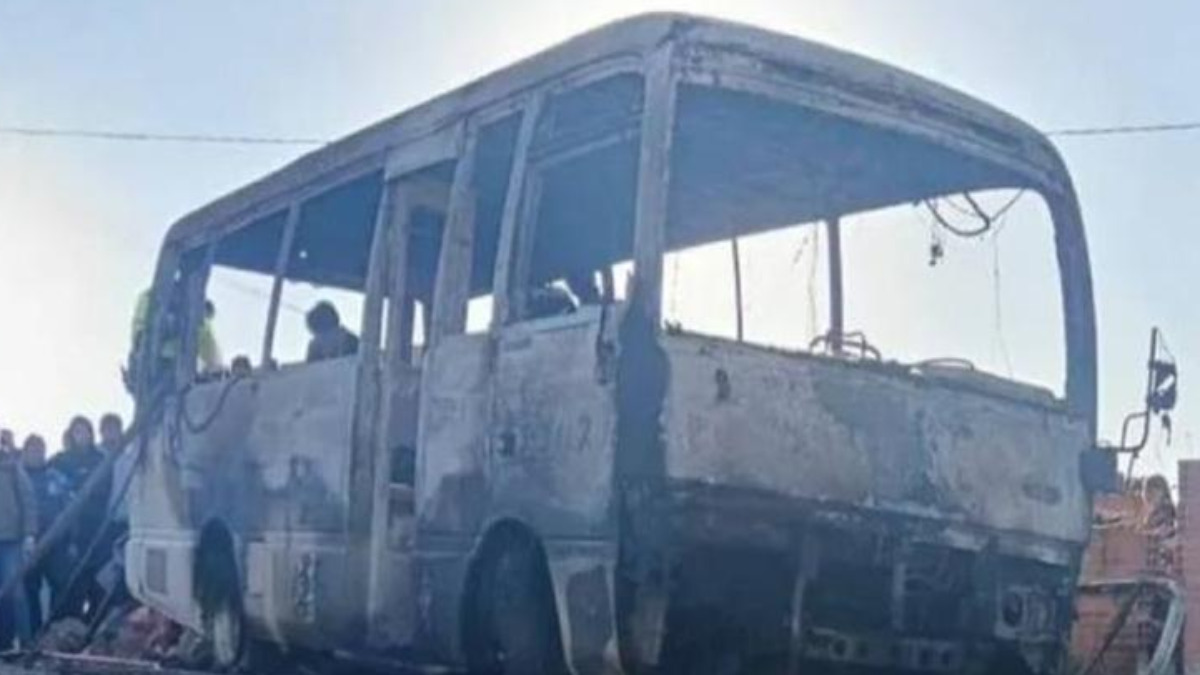 El bus de transporte escolar totalmente calcinado. Foto: redes sociales