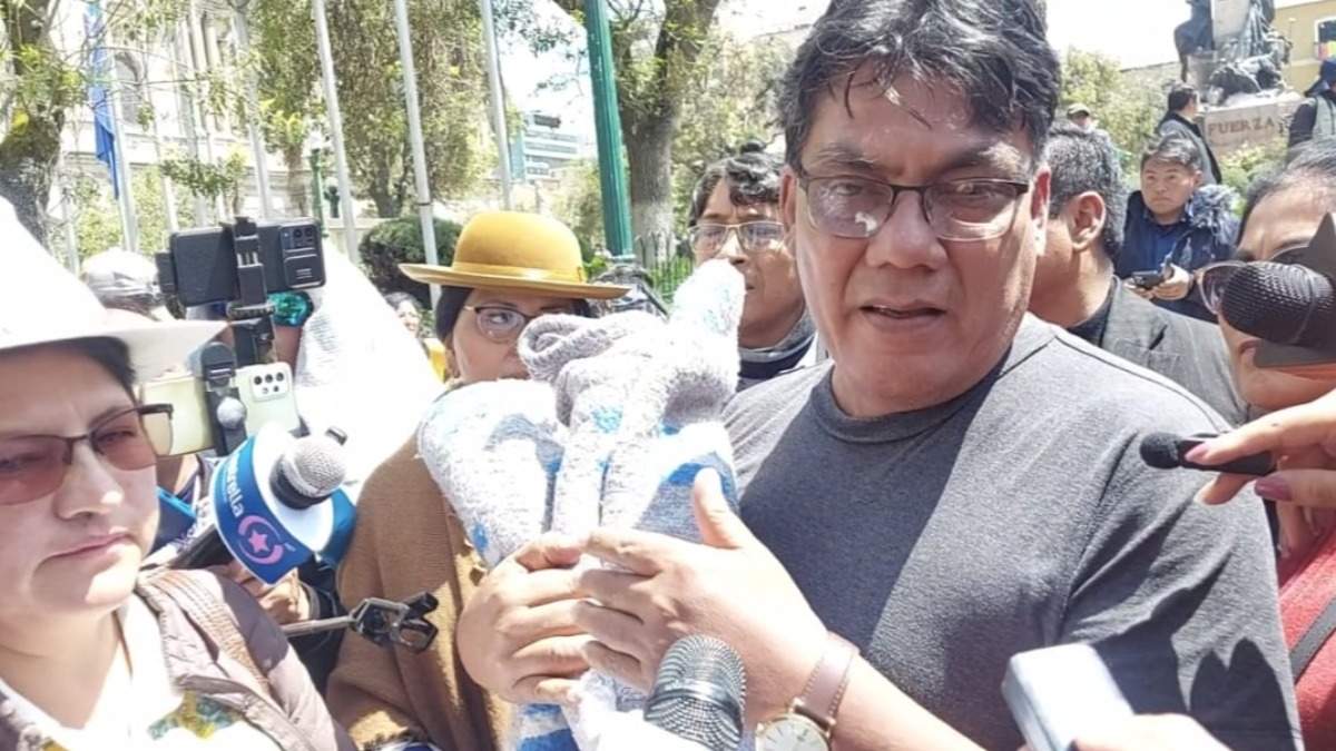 El diputado Héctor Arce con una frazada en mano dispuesto a ser aprehendido por la Policía. Foto: ANF
