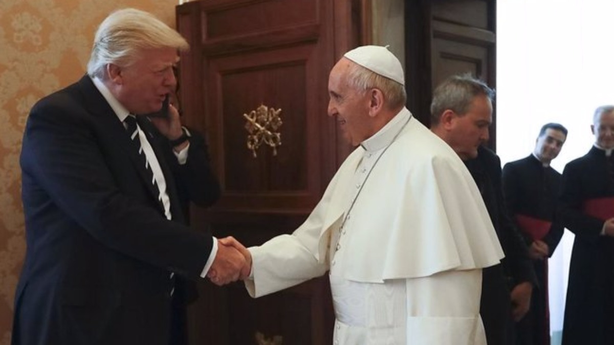 El presidente de EEUU, Donald Trump, estrecha la mano del Papa Francisco en el Vaticano.   Foto: Europa Press