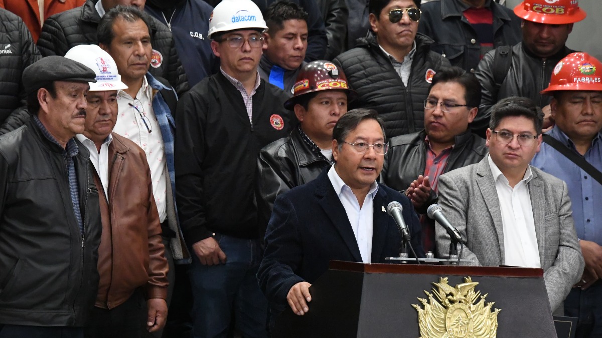 El presidente Luis Arce y la dirigencia de la COB durante la declaración a la prensa en Casa Grande del Pueblo. Foto: ABI