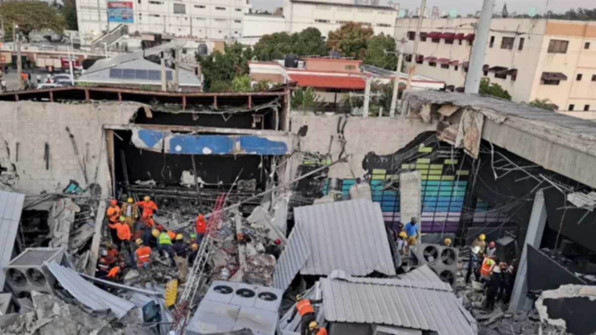 Equipos de rescate tras la caída del techo de una discoteca en Santo Domingo, capital de República Dominicana.
