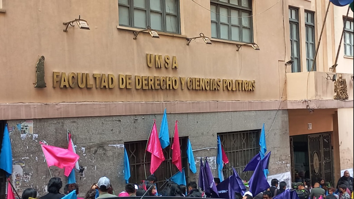 Frontis de la Facultad de Derecho y Ciencias Políticas de la UMSA. Foto: ANF