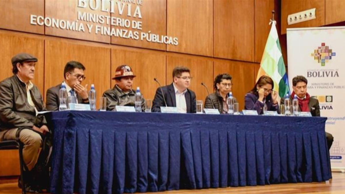 Gobierno y dirigentes de la COB en una anterior reunión sobre el incremento salarial