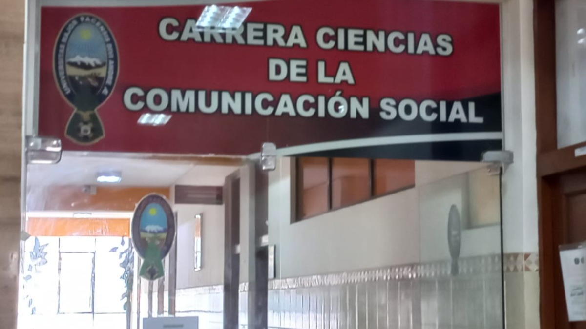 Ingreso a la dirección de la Carrera de Comunicación Social. Foto. ANFA
