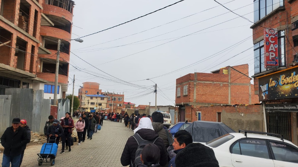 Largas filas en el Teleférico debido al paro del Transporte. Foto: ANF