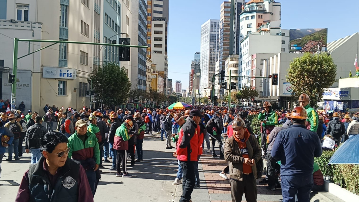 Los mineros cooperativistas por el Obelisco en La Paz. Foto: ANF
