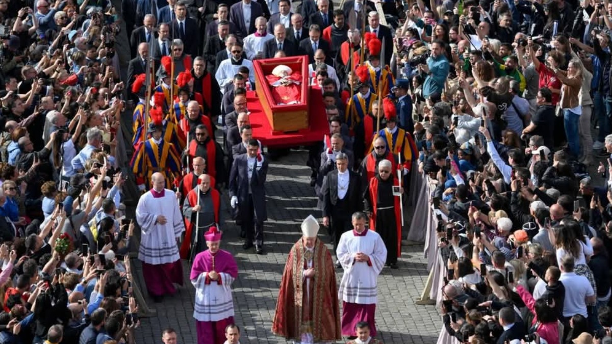 Los restos del Papa Francisco llegan a la Basílica de San Pedro en el Vaticano.  Foto: Vatican News