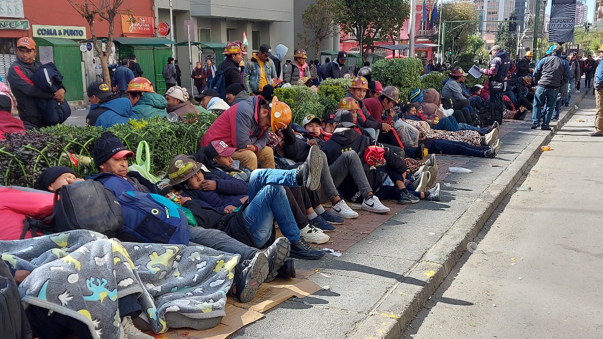 Mineros descansando en el Prado de la ciudad de La Paz. Foto: ANF