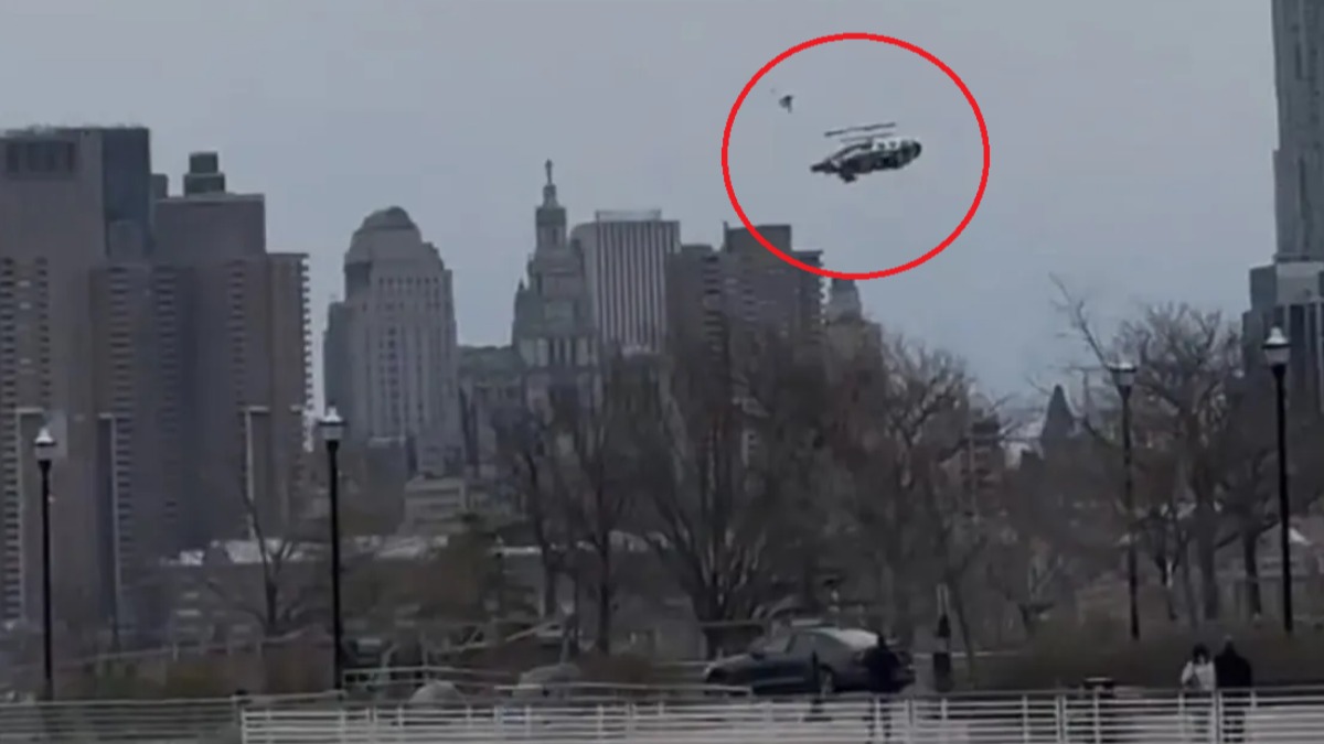 Momento en el que el helicóptero cae cerca del muelle 40 de la ciudad de Nueva York.