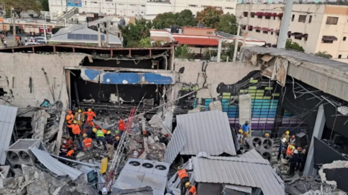Restos de la discoteca de Santo Domingo tras la caída de su techo.