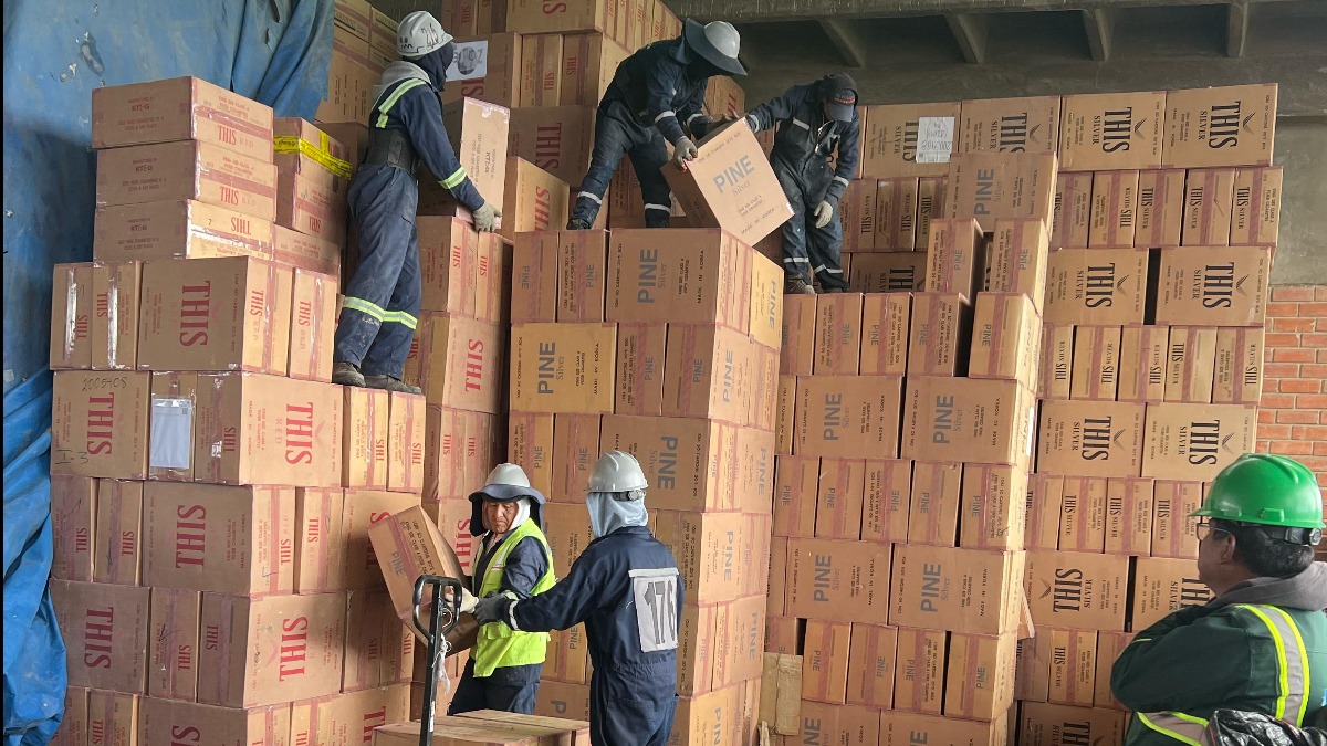 Trabajadores en almacén donde están los cigarrillos. Foto: Empresas