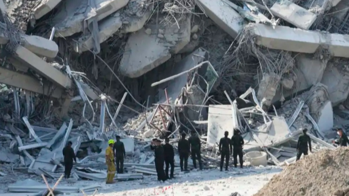 Trabajos de rescate en los edificios derrumbados tras el sismo en Birmania.