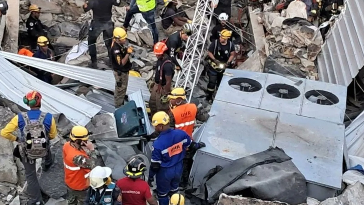Trabajos de rescate tras la caída del techo de una discoteca en Santo Domingo.