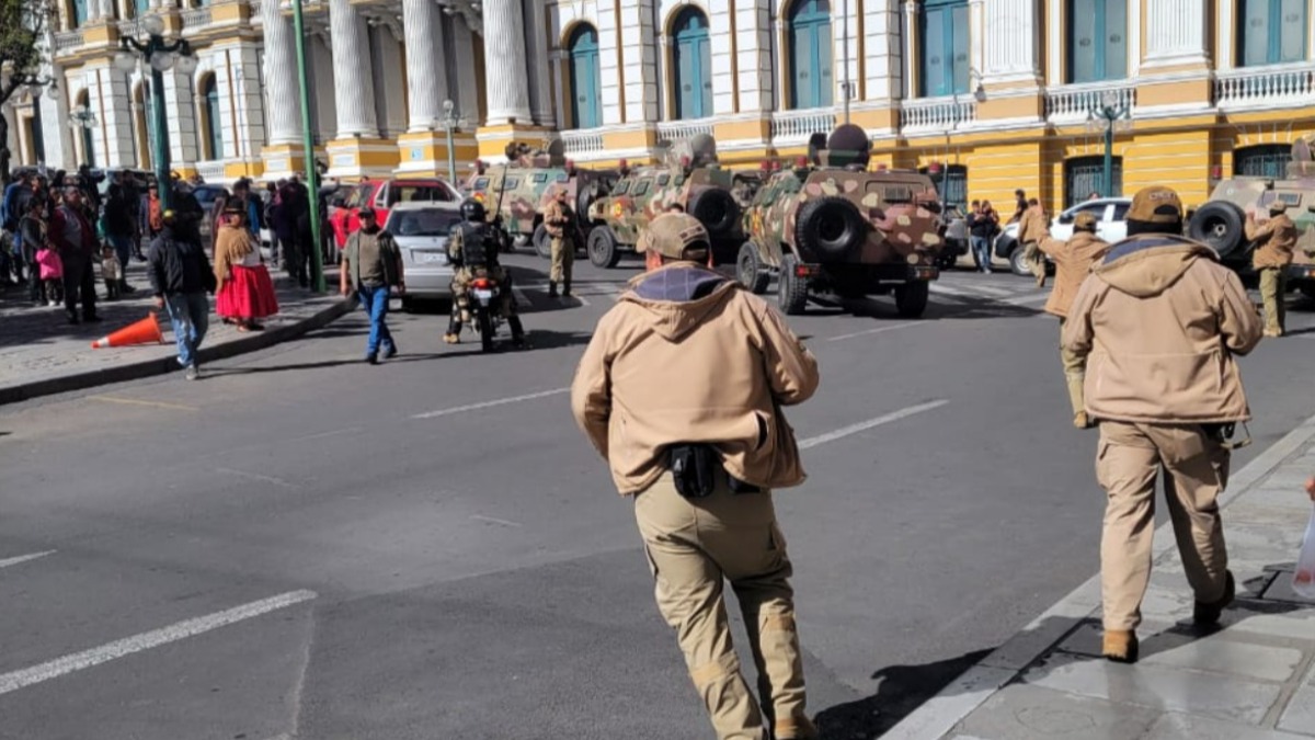 Un grupo de militares cercaron plaza Murillo el 26 de junio de 2024. Foto: Internet