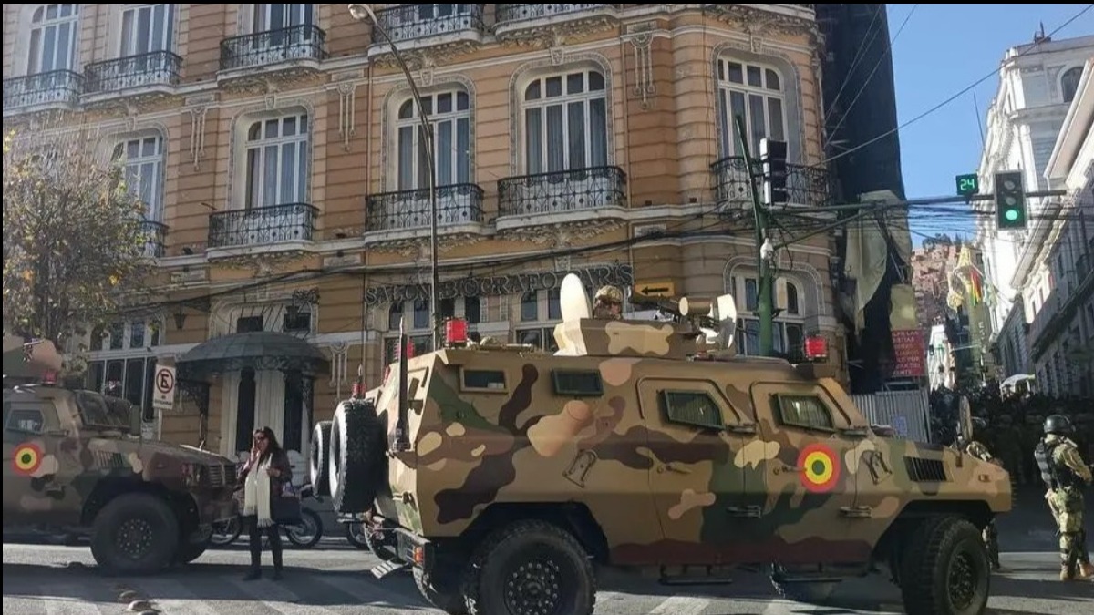Vehículos blindados en plaza Murillo, 26 de junio de 2024. Foto: Internet