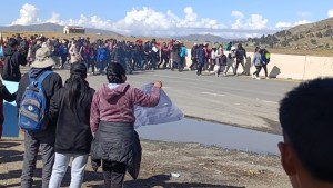 Estudiantes de universidad indígena bloquean por segundo día la carretera La Paz – Copacabana