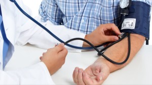 Faltan medicamentos para hipertensos en hospitales públicos y de la CNS, alerta la Defensoría