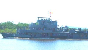 Dos muertos tras chocar un buque de guerra con una plataforma de hidrocarburos en el Amazonas peruano