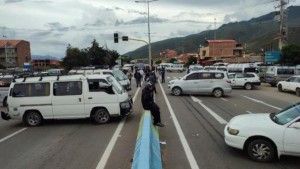 Transportistas aíslan a Cochabamba del país con bloqueos en demanda de mantenimiento de vías