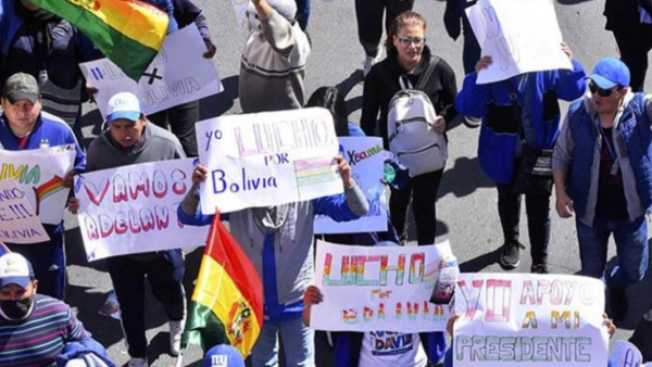 Funcionarios marchando en apoyo al presidente. Foto: RRSS