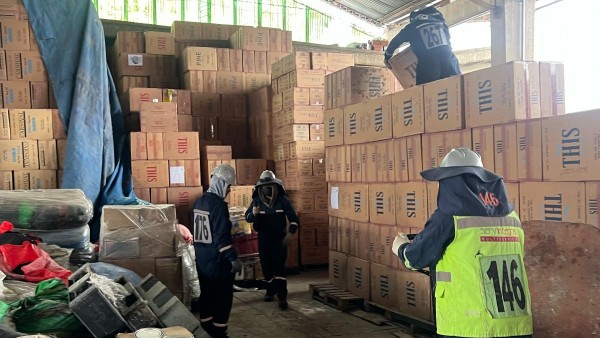 Los trabajadores en almacén donde están las cajas de cigarrillos. Foto: Las empresas