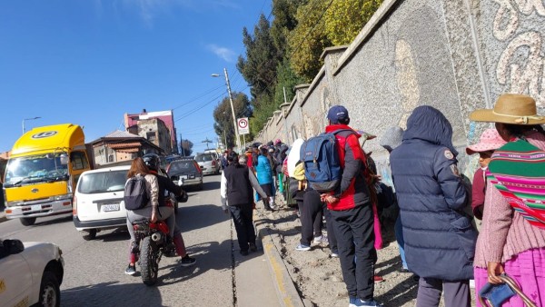 Una fila por arroz y aceite este sábado en La Paz. Foto: ANF