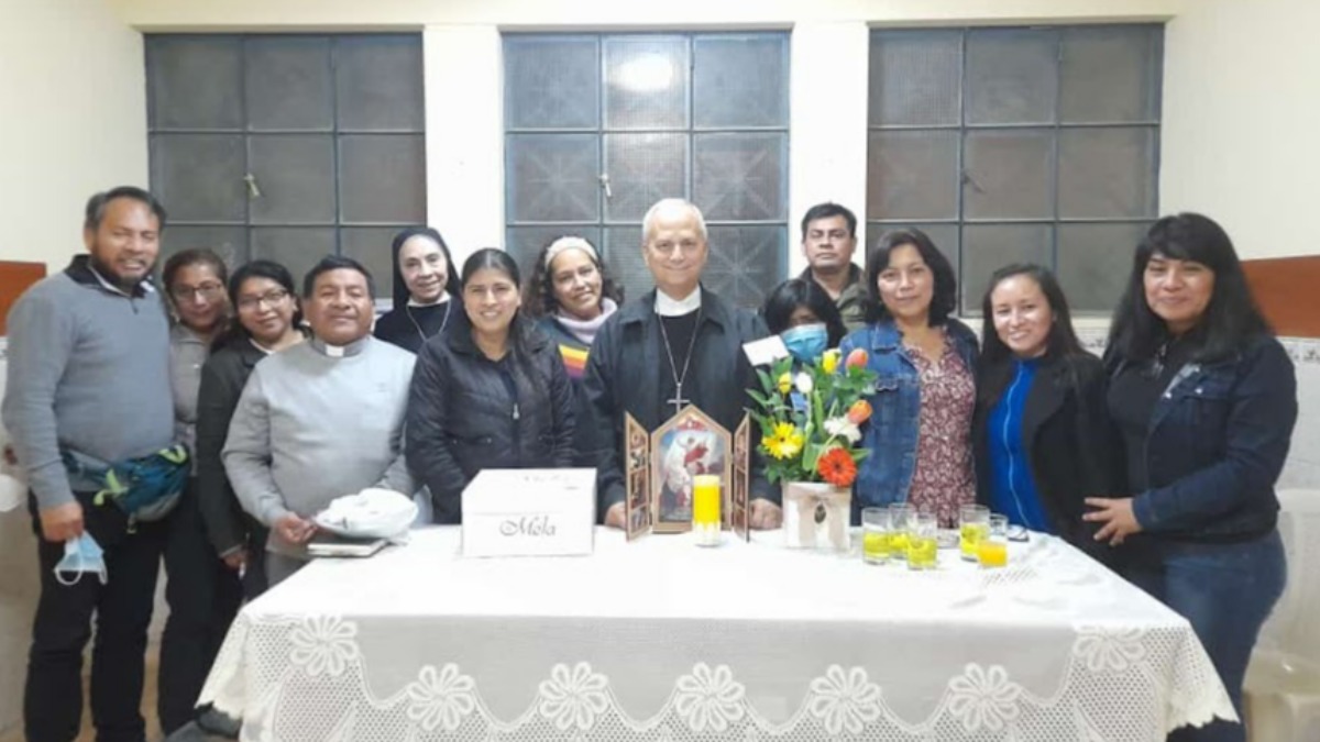 César Piscoya (primero de la izquierda), en el centro el Monseñor Roberto Prevost. Crédito de las fotografías: César Piscoya.
