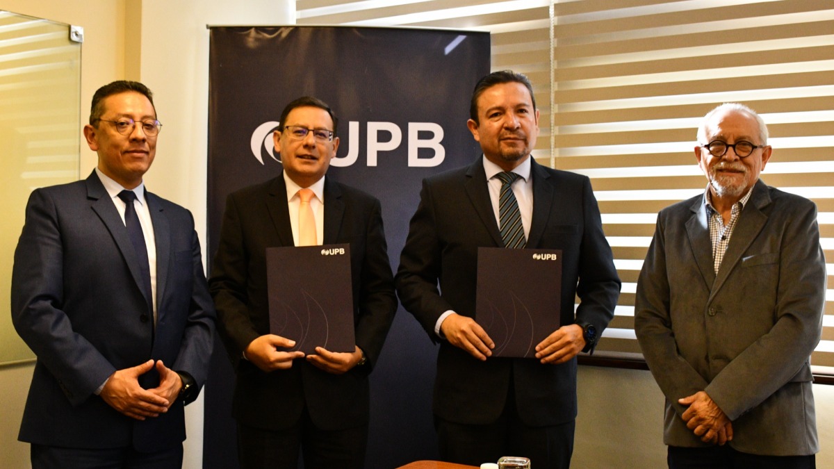 El director general del Grupo FIDES, padre Sergio Montes S.J., junto a autoridades de la Universidad Privada Boliviana (UPB).