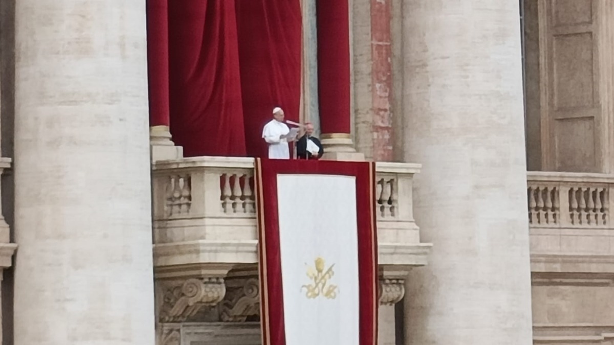El Papa León XIV en su primer Regina Caeli, desde el balcón central de la Basílica de San Pedro. Foto: Europa Press