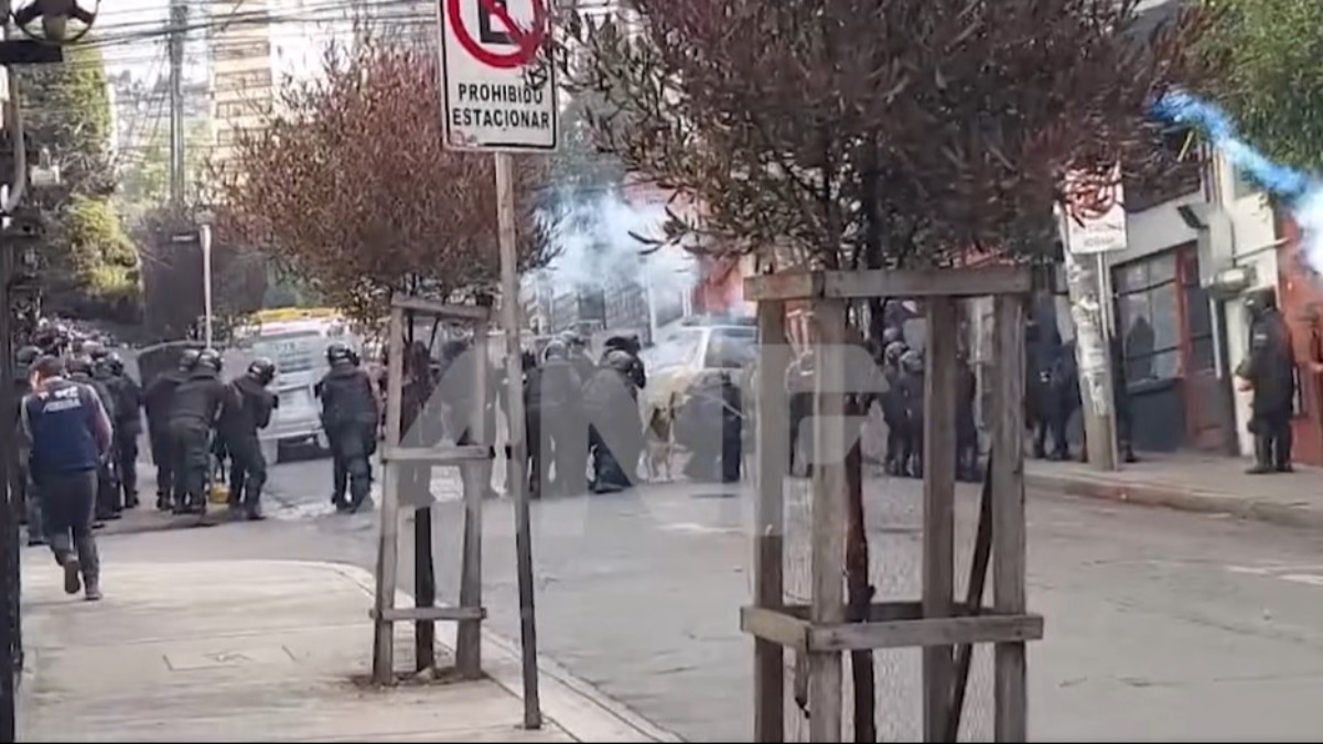Enfrentamiento entre la policía y afines a Evo Morales. Foto: ANF