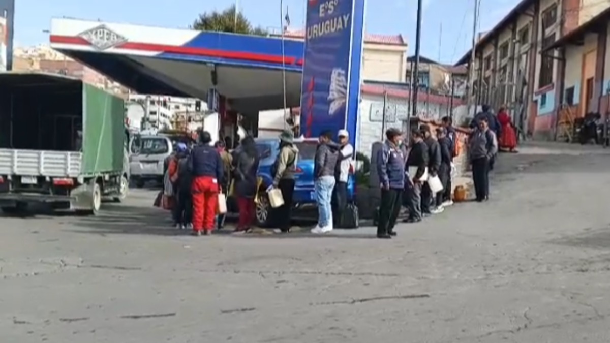 Filas en el surtidor Uruguay, en La Paz. Foto: ANF