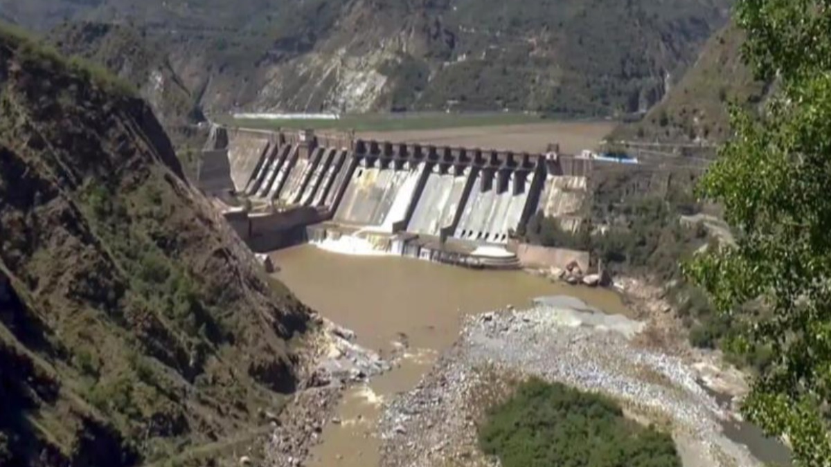 La presa hidroeléctrica Baglihar se encuentra en Ramban, Jammu, y el río Chenab fluye a través de ella.