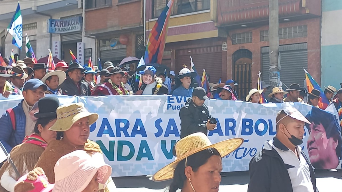 Marcha evista de camino al TSE para inscribir a Evo Morales. Foto: Eliana Uchani/ ANF