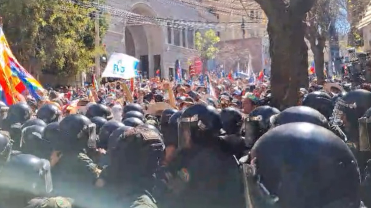 Movilizados frente a los policías al momento de la gasificación. Foto: captura videos Grupo Fides
