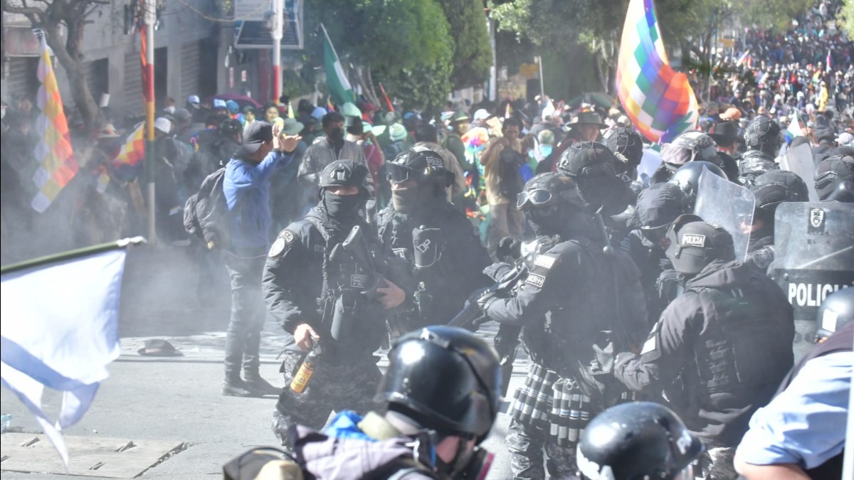 Policía gasifica a marcha evista en La Paz. Foto: Internet