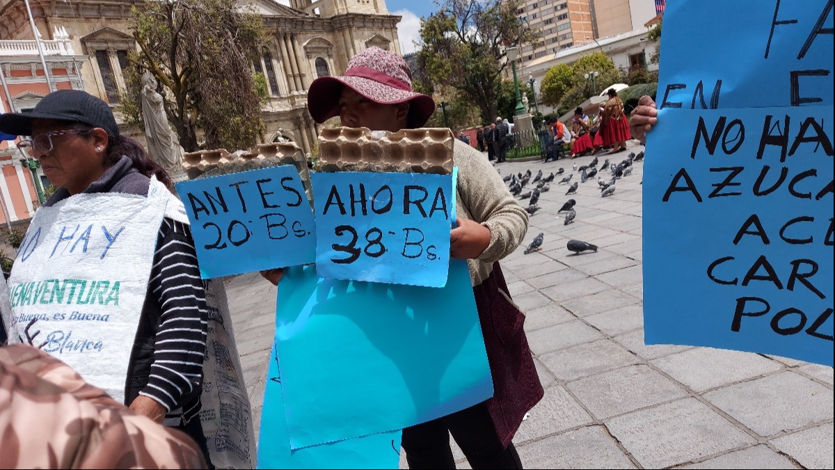 Un grupo de mujeres protestan en plaza Murillo. Foto: ANF