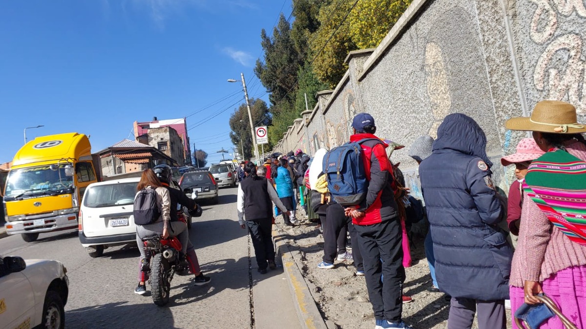 Una fila por arroz y aceite este sábado en La Paz. Foto: ANF